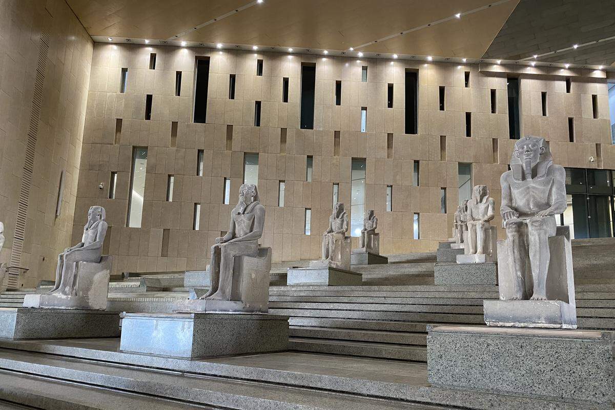 El Gran Museo Egipcio (GEM) de El Cairo albergará el tesoro completo de Tutankamon, un grandioso edificio situado en la meseta de Guiza. 