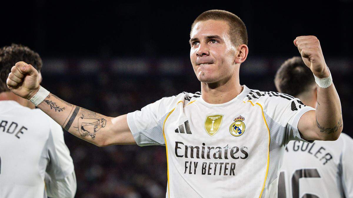 El jugador argentino Franco Mastantuono celebra tras anotar su primer gol con el Real Madrid en el triunfo 4-1 ante Levante, en el partido de la liga española efectuado el 23 de septiembre de 2025 en Valencia.