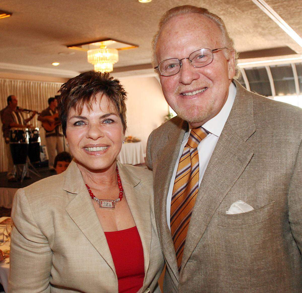 El Dr. José Noy junto a su esposa, Alicia Noy, durante un evento social en el Museo de Ciencias, en junio de 2008.