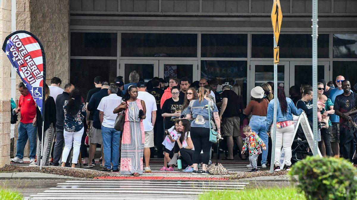 Decenas de personas hacen fila para votar en West Melbourne, Florida, el sábado 2 de noviembre de 2024.