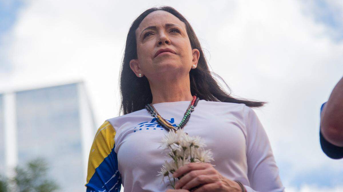La líder de la oposición venezolana, María Corina Machado, asiste a una protesta convocada por la oposición en Caracas, Venezuela, el 9 de enero de 2025, un día antes de la inauguración presidencial.