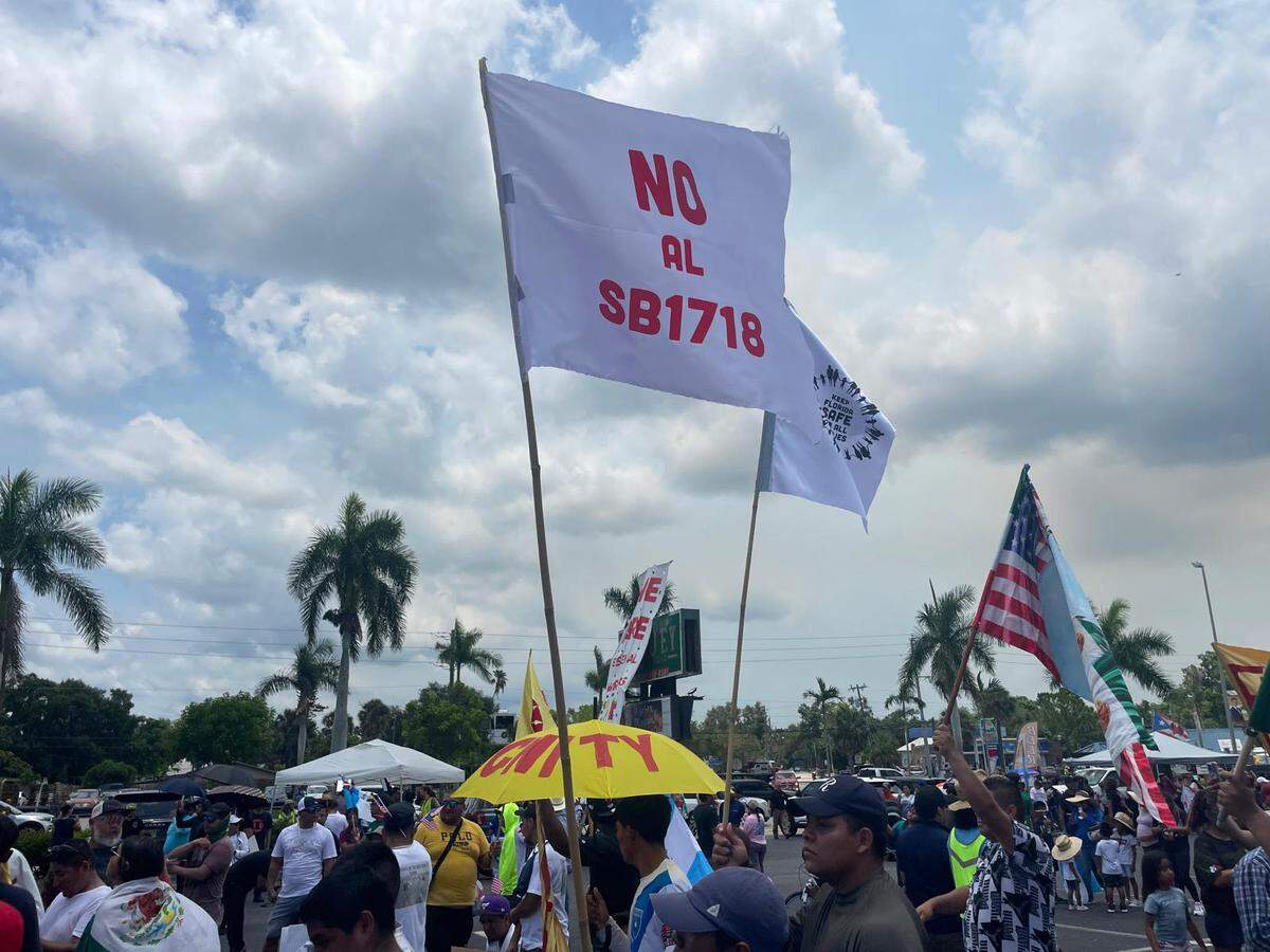 Inmigrantes de la costa suroeste de la Florida marcharon el 28 de junio de 2023 en Fort Myers en contra de la ley de Inmigración SB 1718 del gobernador Ron DeSantis.