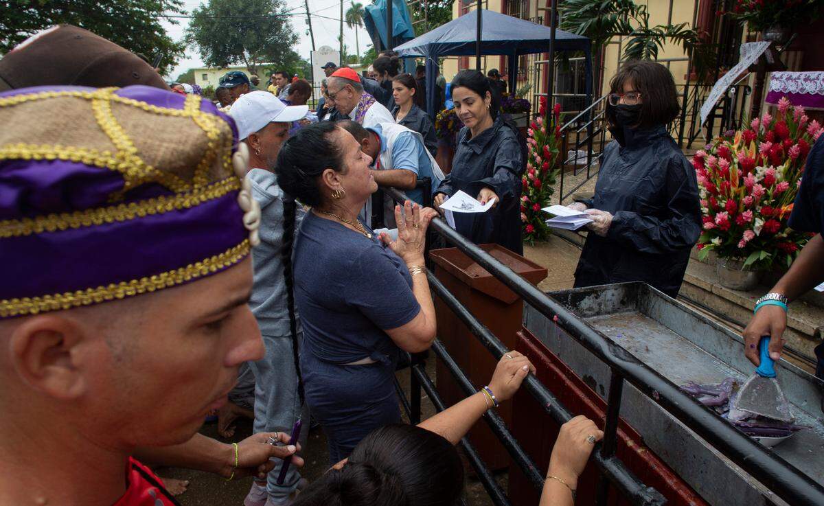Peregrinos llegan al santuario de San Lázaro, en El Rincon, Cuba, el domingo 17 de diciembre de 2023.