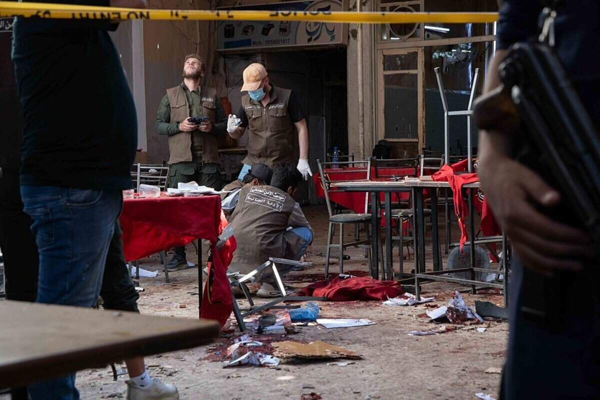 Investigadores y socorristas examinan los daños causados por una explosión que mató a seis personas en un café el 2 de julio de 2026 en Damasco, Siria. El café estaba cerca del Palacio de Justicia, pero se desconocen los autores y el objetivo del atentado.