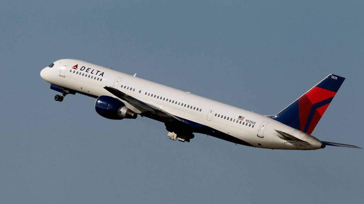 Hombre culpa a su ‘homofobia’ después de atacar a sobrecargo de Delta por pelea sobre trago en vuelo a Phoenix.