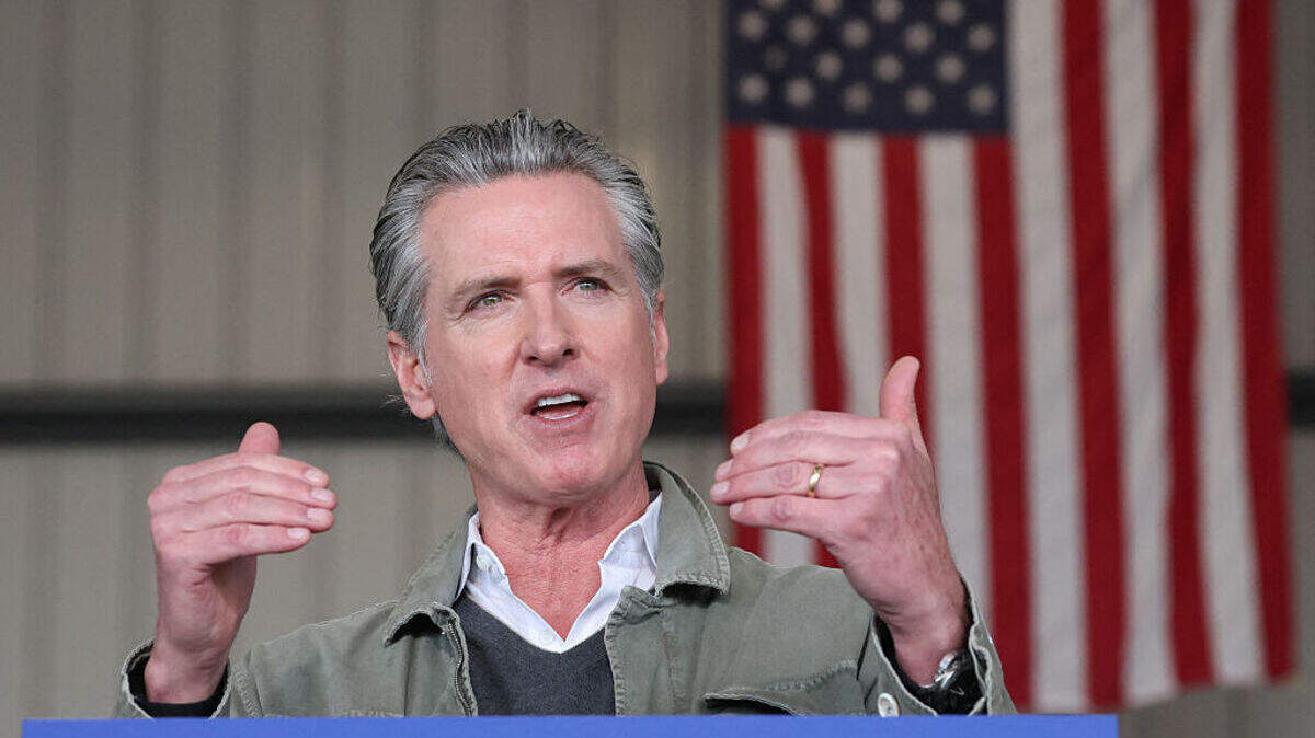El gobernador de California, Gavin Newsom, habla sobre las incautaciones de drogas ilícitas, incluido el fentanilo, realizadas por la Guardia Nacional de California y la Patrulla de Carreteras de California (CHP), así como sobre las operaciones de seguridad fronteriza, durante una conferencia de prensa en el Aeropuerto Ejecutivo Montgomery-Gibbs en San Diego, California, el lunes 2 de febrero de 2026.