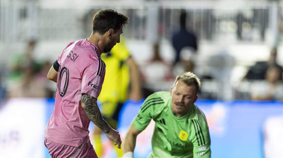 El delantero del Inter Miami Lionel Messi (10) marca un gol contra el portero del Nashville SC Joe Willis, en la segunda mitad del primer partido de su serie de playoffs de la MLS, celebrado el 24 de octubre de 2025 en el Chase Stadium en Fort Lauderdale, Florida.