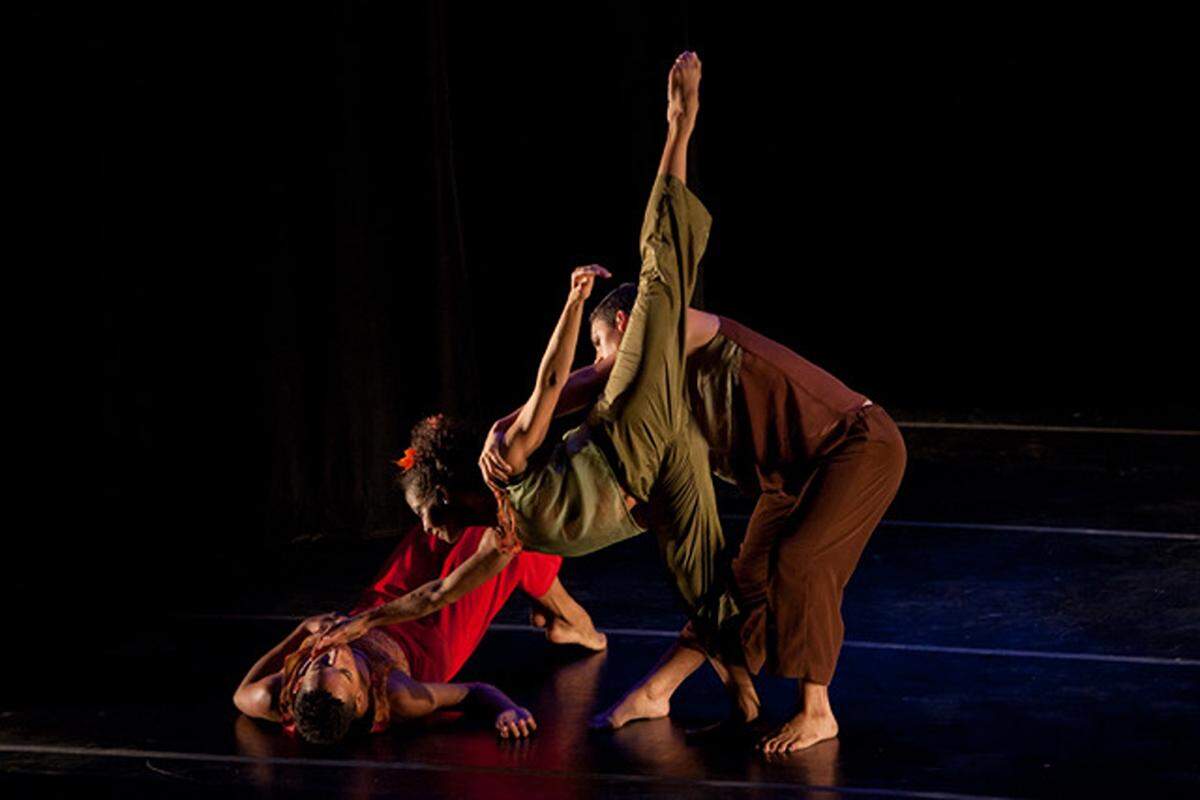 De izquierda a derecha: Quilvio Rodriguez, Cristiane Silva y Dariel Milan, bailarines de Dance NOW! Miami en “Random Patterns of Falling Leaves”, coreografía de Hannah Baumgarten y Diego Salterini. 