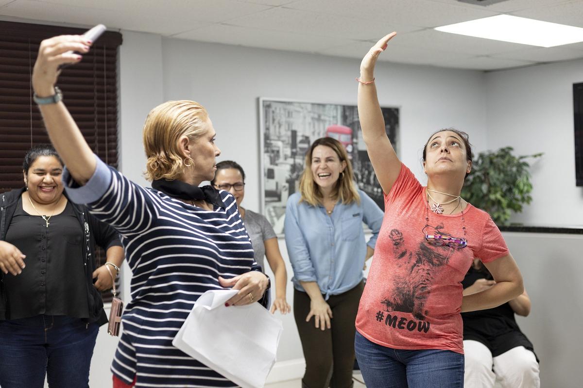 Ibetti Pérez-Larralde (segunda de la izq.) junto al elenco de ‘Volver a empezar’ durante un ensayo.