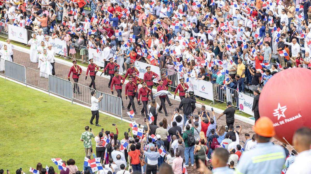Cientos de personas celebran el 25 aniversario de la transferencia de Estados Unidos a manos panameñas del Canal de Panamá, el martes 31 de diciembre de 2024.