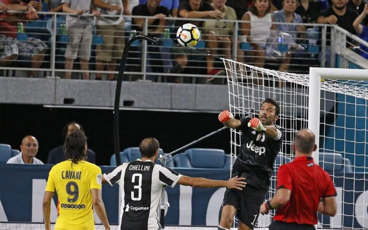 El portero de Juventus Gianluigi Buffo para un pelota del PSG en la primera mitad del partido de la International Champions Cup, celebrado el 26 de julio del 2017 en el Hard Rock Stadium de Miami Garden, Florida.