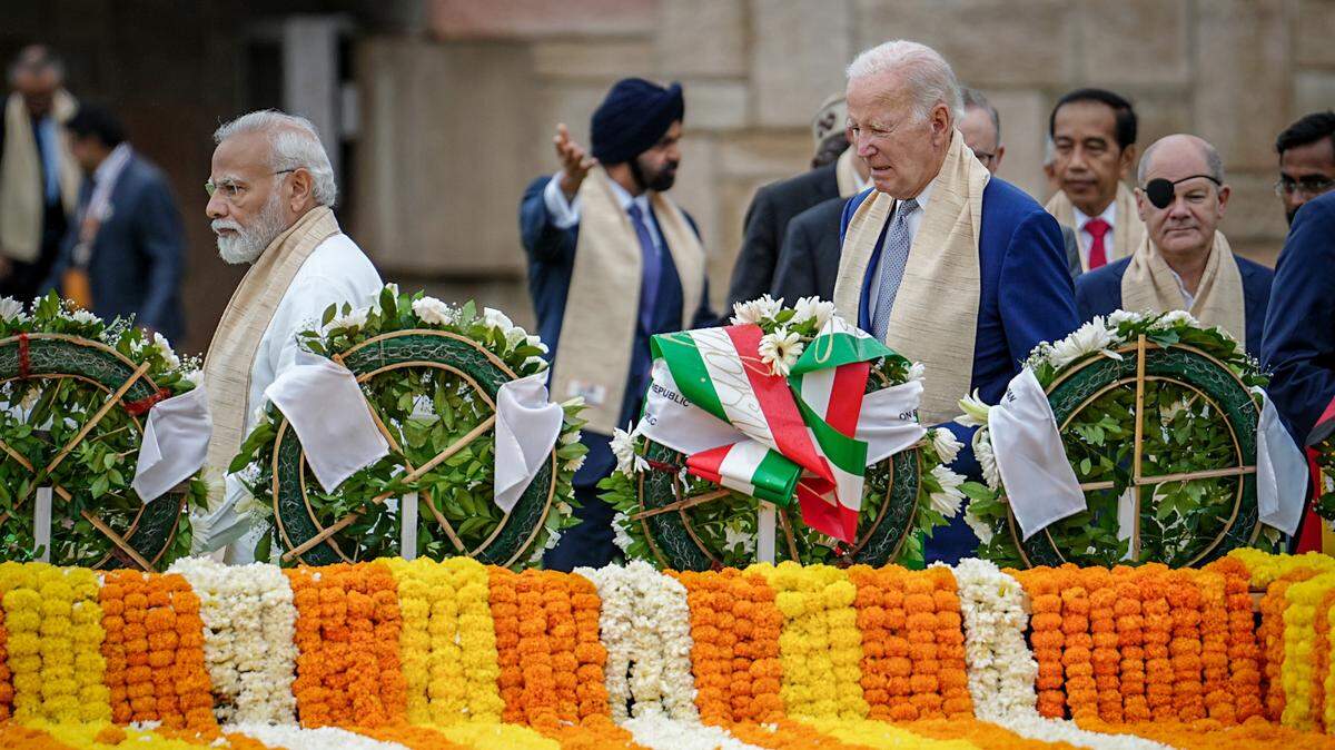 El primer ministro de India, Narendra Modi; el presidente de Estados Unidos, Joe Biden; y el canciller de Alemania, Olaf Scholz, llegan al Monumento a Mahatma Gandhi como parte de los eventos de la cumbre G20, el domingo 10 de septiembre de 2023, en Nueva Dehli, India.