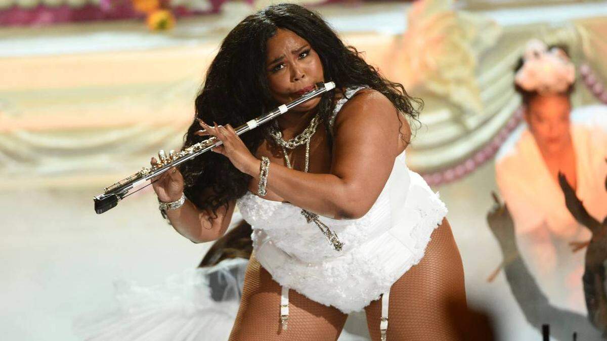 En esta foto del 23 de junio de 2019 aparece Lizzo tocando la flauta en los Premios BET en Los Angeles.