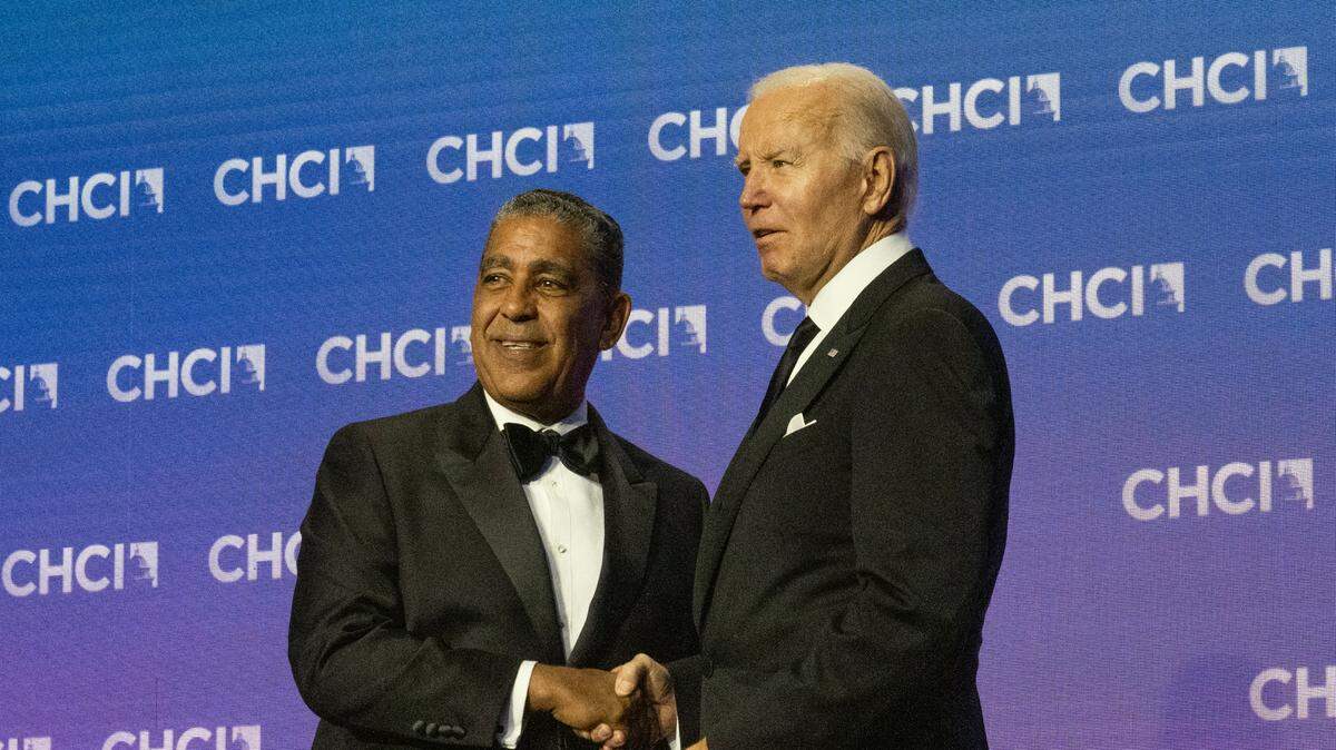 El mandatario de Estados Unidos Joe Biden comparte con el representante estadounidense Adriano Espaillat (demócrata por Nueva York), presidente del Instituto del Caucus Hispano del Congreso, en la 46 edición de la gala anual de esa organización en Washington, DC, el jueves 21 de septiembre de 2023.
