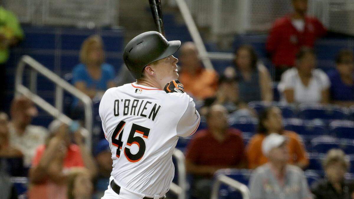 El primera base de los Marlins Peter O’Brien batea un jonrón en el segundo inning del partido ante los Nacionales, el 18 de septiembre de 2018 en Miami.