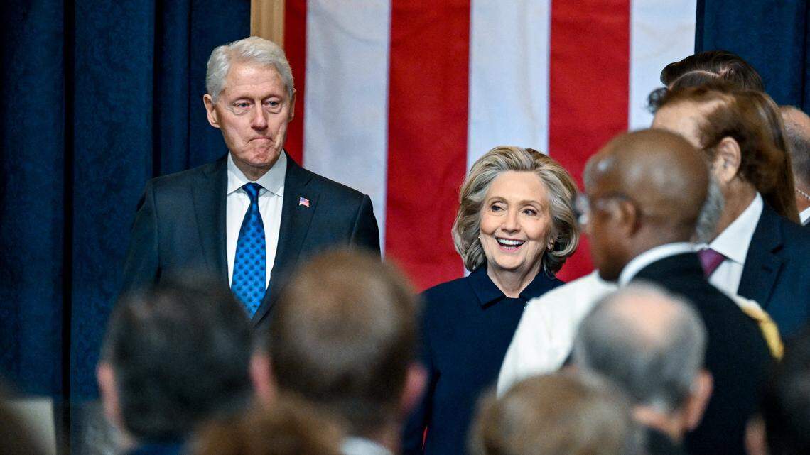 El expresidente Bill Clinton y la ex primera dama Hillary Clinton llegan antes de la investidura de Donald Trump como 47.º presidente de Estados Unidos, celebrada en la Rotonda del Capitolio del edificio del Capitolio de EEUU en Washington, D. C., el lunes 20 de enero de 2025.