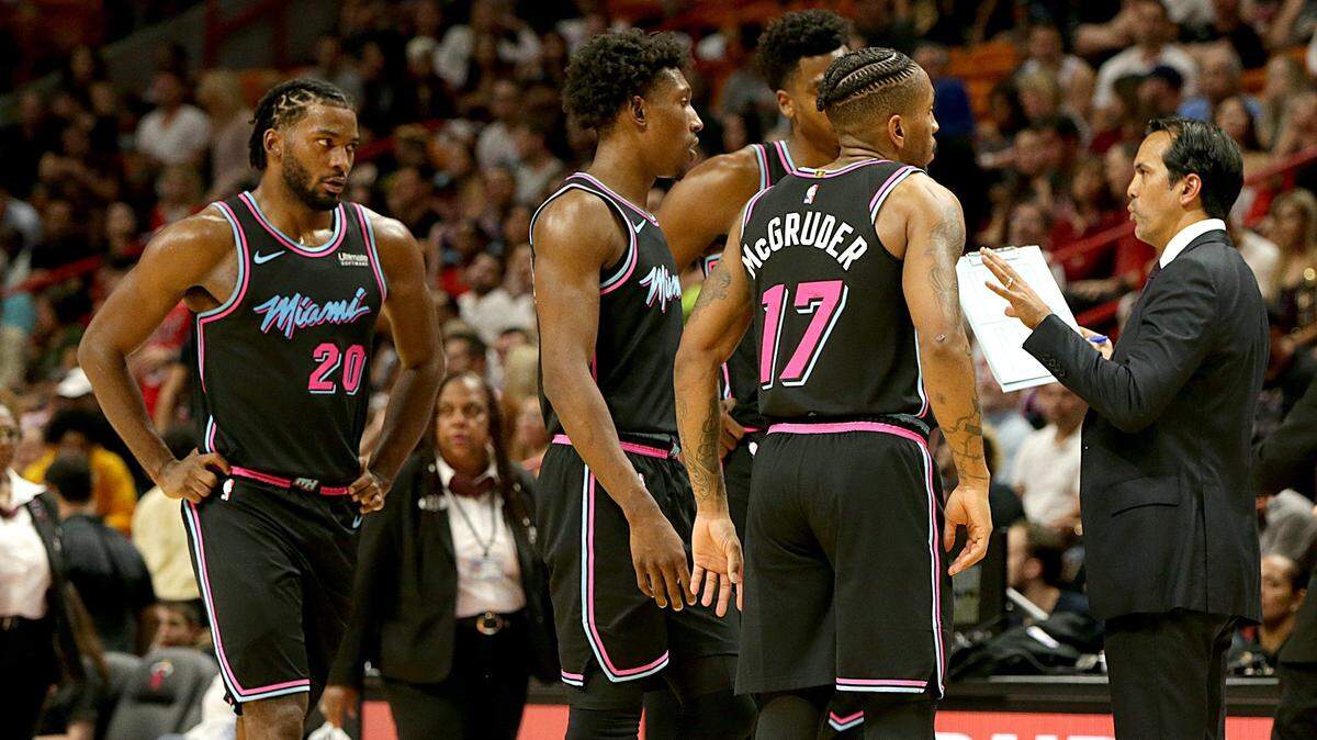 El entrenador del Heat Erik Spoelstra le habla a sus jugadores en el partido del 9 de noviembre contra los Pacers en el American Airlines Arena.