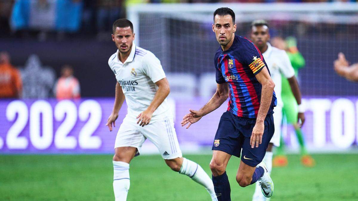 Sergio Busquets, del Barcelona, controla el balón ante Eden Hazard y Rodrygo, del Real Madrid, en el Clásico jugado en Las Vegas el pasado sábado.