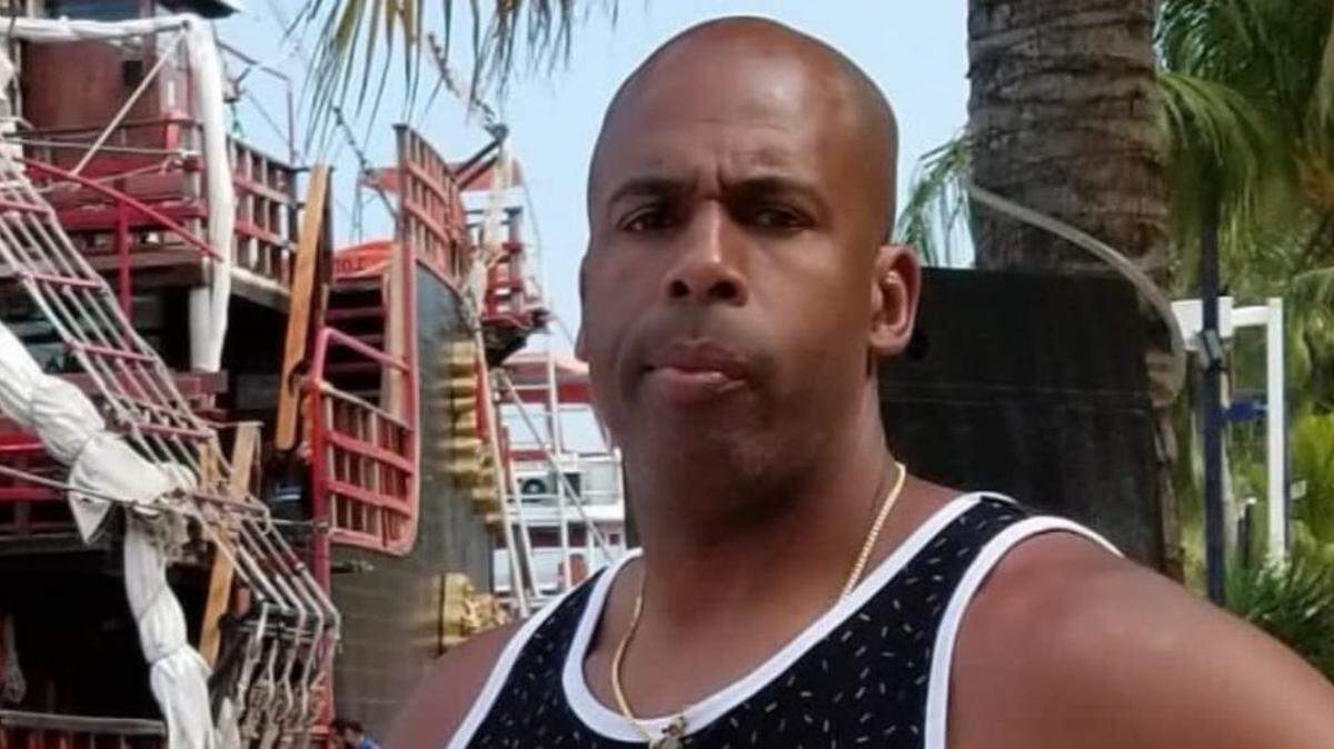 Roberto Carlos Herrera, un jugador que llenara las noches del baloncesto cubano y miembro de una familia deportiva muy conocida en la isla, falleció este jueves en Miami. 