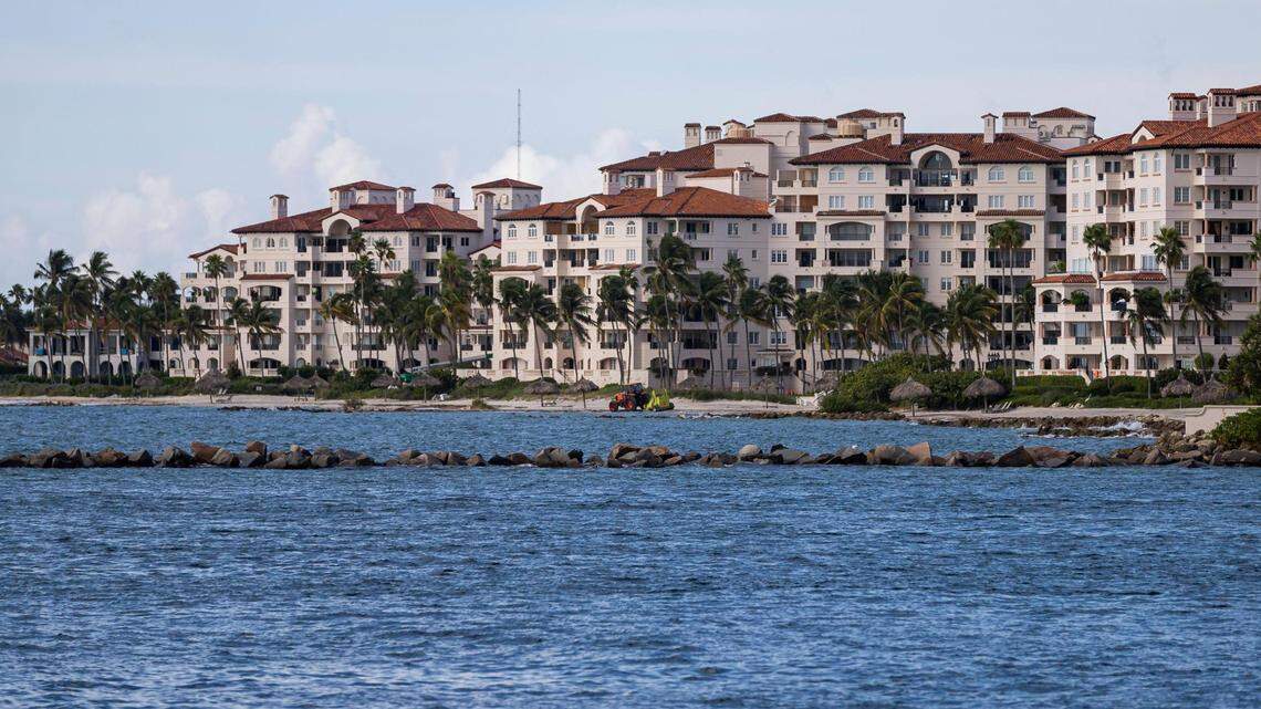 Vista de Fisher Island desde South Pointe Park el miércoles 12 de octubre de 2022, en Miami Beach, Florida.