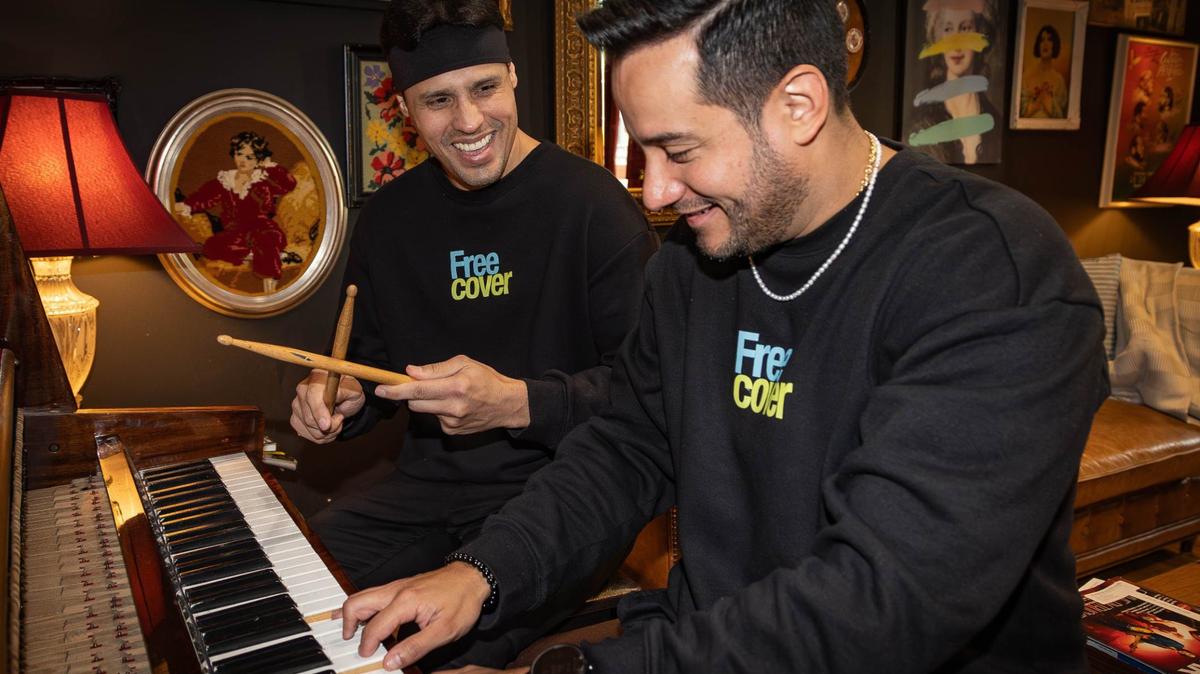 Jesús Villasmil (izq.), mánager de Free Cover Venezuela, y el fundador del proyecto musical, Daniel Chompa Bracho en una entrevista con el Nuevo Herald en Shops of Sunset Place en Miami, para hablar del rescate de éxitos de la música popular y de su concierto en Hard Rock Live en Hollywood, Florida.