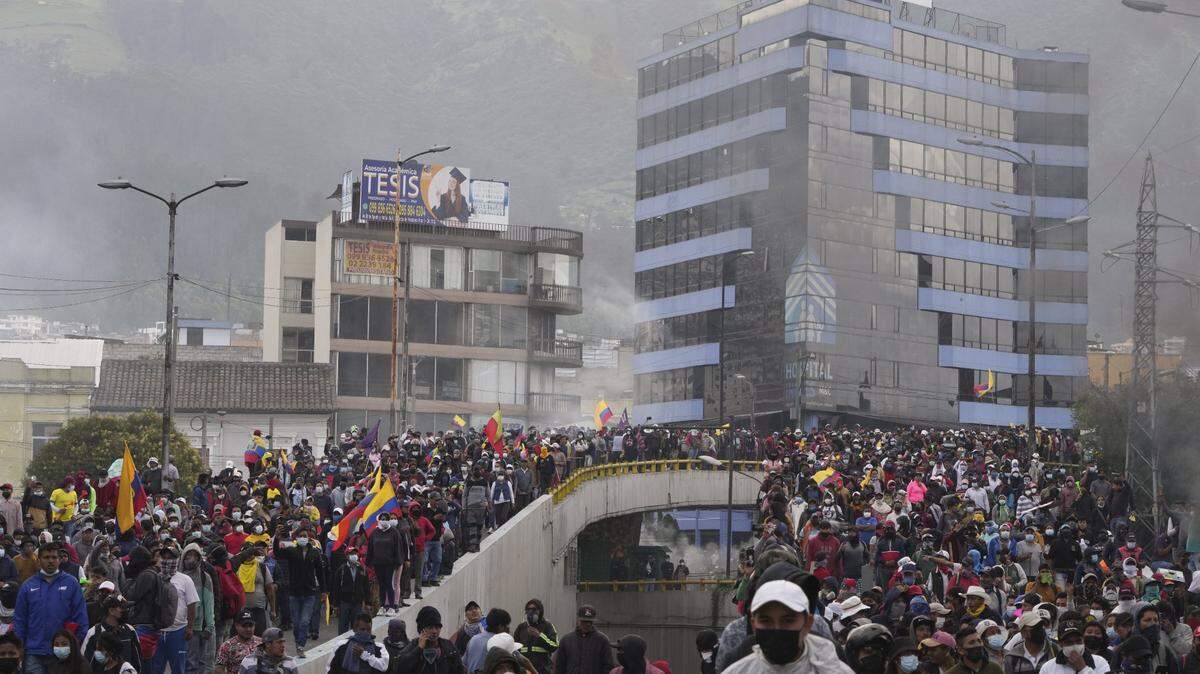 Manifestantes protestan contra el gobierno del presidente Guillermo Lasso y el incremento de los precios del combustible en Quito, Ecuador, el martes 21 de junio de 2022. (AP Foto/Dolores Ochoa)