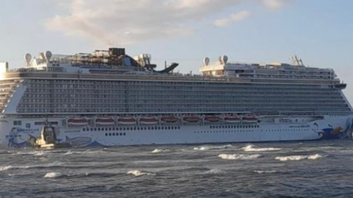  Un crucero de la compañía Norwegian quedó encallado este lunes en Puerto Plata, en el norte de la República Dominicana, al abandonar el puerto de Taino Bay donde había permanecido unas horas de escala.