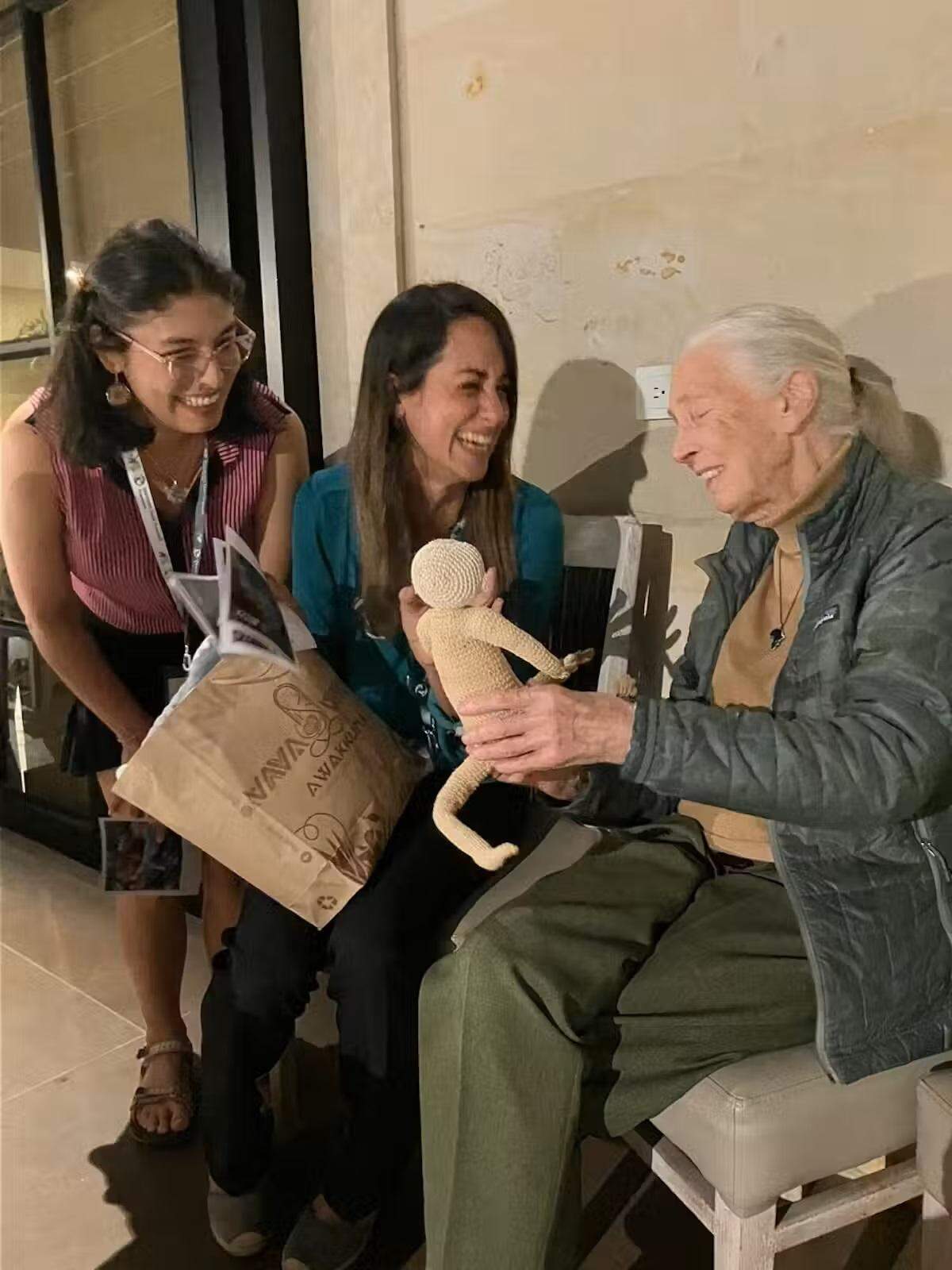 La autora con Jane Goodall.