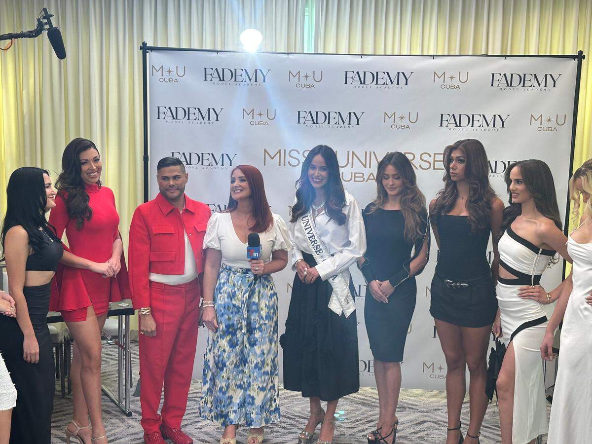 Prince Julio César, director de Miss Universe Cuba, y Marianela Ancheta, Miss Universe Cuba 2024, con algunas de las 20 candidatas oficiales que discutirán el título de Miss Universe Cuba 2025 en Hialeah, y Mariana Rodríguez, conductora de Telemundo en el casting final en Doral.