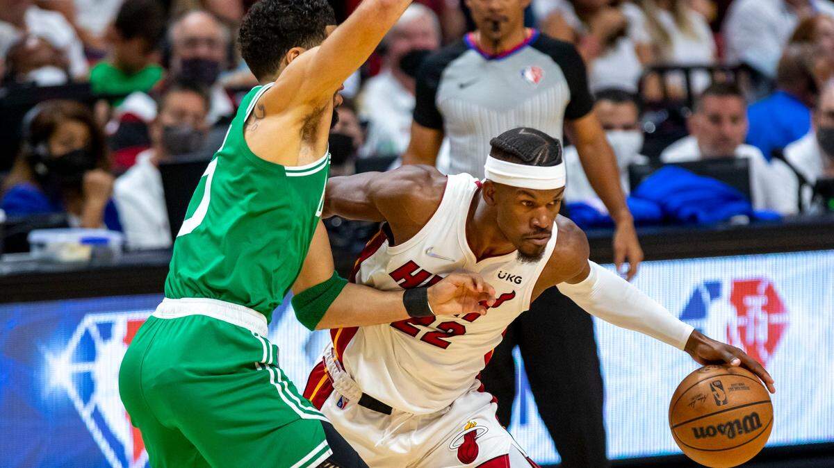 El alero del Miami Heat, Jimmy Butler (22), regatea al alero de los Boston Celtics, Jayson Tatum (0), durante el primer cuarto del Juego 2 de la serie de Finales de la Conferencia Este de la NBA en el FTX Arena de Miami, Florida, el jueves 19 de mayo de 2022.
