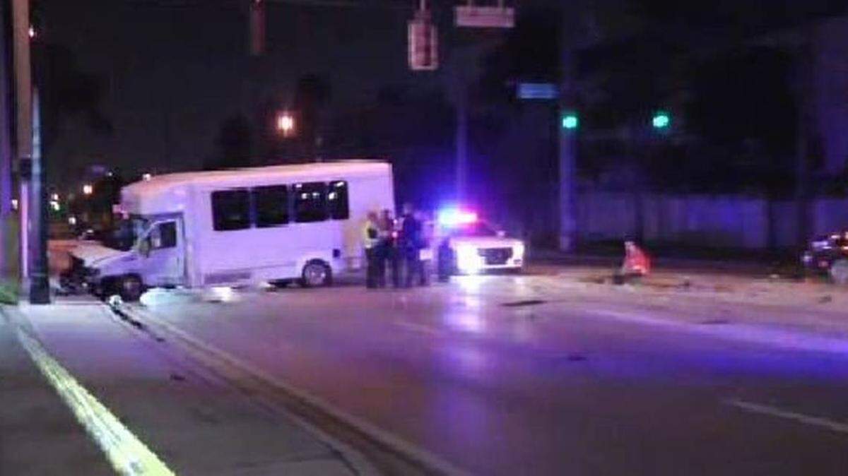 Un tramo de la concurrida calle 36 del noroeste, muy cerca del Aeropuerto Internacional de Miami (MIA), debió ser cerrado en las primeras horas del miércoles tras un aparatoso accidente.