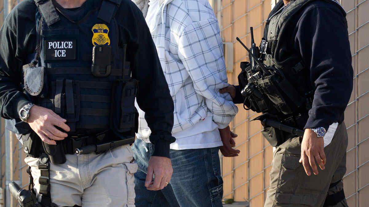 Agentes del ICE trasladan a un inmigrante detenido en una foto de archivo.