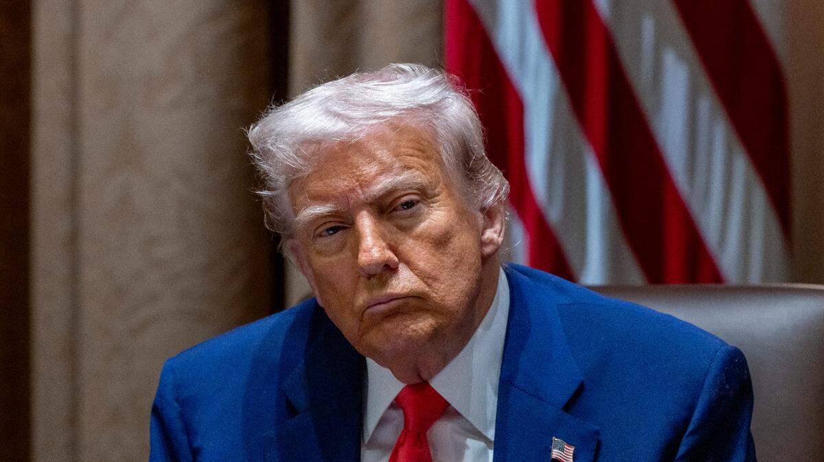El presidente de Estados Unidos, Donald J. Trump, escucha comentarios durante una reunión del Gabinete en la Sala del Gabinete de la Casa Blanca en Washington, D.C., EE.UU., el 10 de abril de 2025.