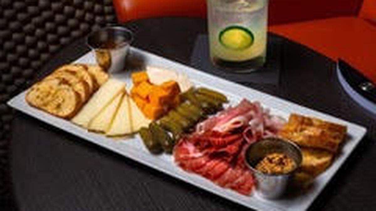 El iPic North Miami, en el centro comercial Intracoastal Mall de North Miami Beach, es la alternativa actual a los contratiempos de cenar y ver una película.