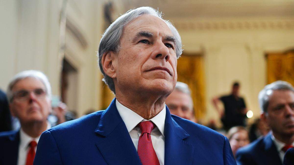 El gobernador de Texas, Greg Abbott, escucha mientras el presidente Donald Trump habla antes de firmar una orden ejecutiva para comenzar el proceso de desmantelar el Departamento de Educación en la Casa Blanca en Washington D.C., el jueves 20 de marzo de 2025.