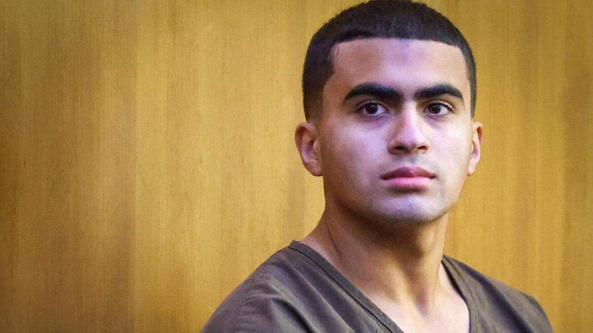 Derek Rosa, de 15 años, acusado de apuñalar mortalmente a su madre Irina García en Hialeah en 2023, comparece ante el tribunal para su audiencia. Derek tenía 13 años en el momento del asesinato y compareció en la Sala 4-8 con el juez Richard Hersch presidiendo la audiencia el lunes 5 de enero de 2025 en Miami, Florida.