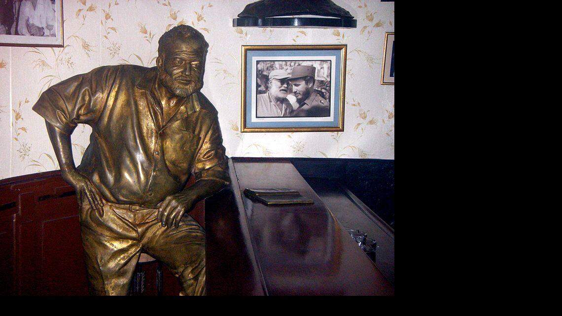 La estatua de Ernest Hemingway en el bar Floridita en La Habana, Cuba.