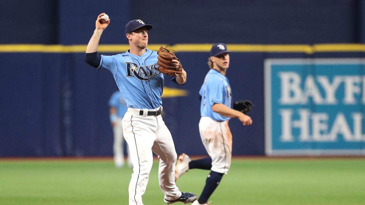 El tercera base Joey Wendle tira a primera en el quinto inning del partido entre los Rays de Tampa Bay y los Azulejos de Toronto, celebrado el 9 de julio de 2021 en St. Petersburg, Florida.