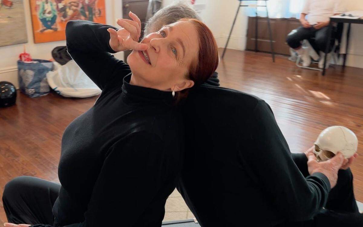 Lili Rentería en un ensayo con Juan David Ferrer. Rentería encarna el personaje de El Enterrador, para el que ha aprovechado lecciones aprendidas cuando hizo “Mariana” en La Habana de los 80 bajo la dirección de Roberto Blanco.