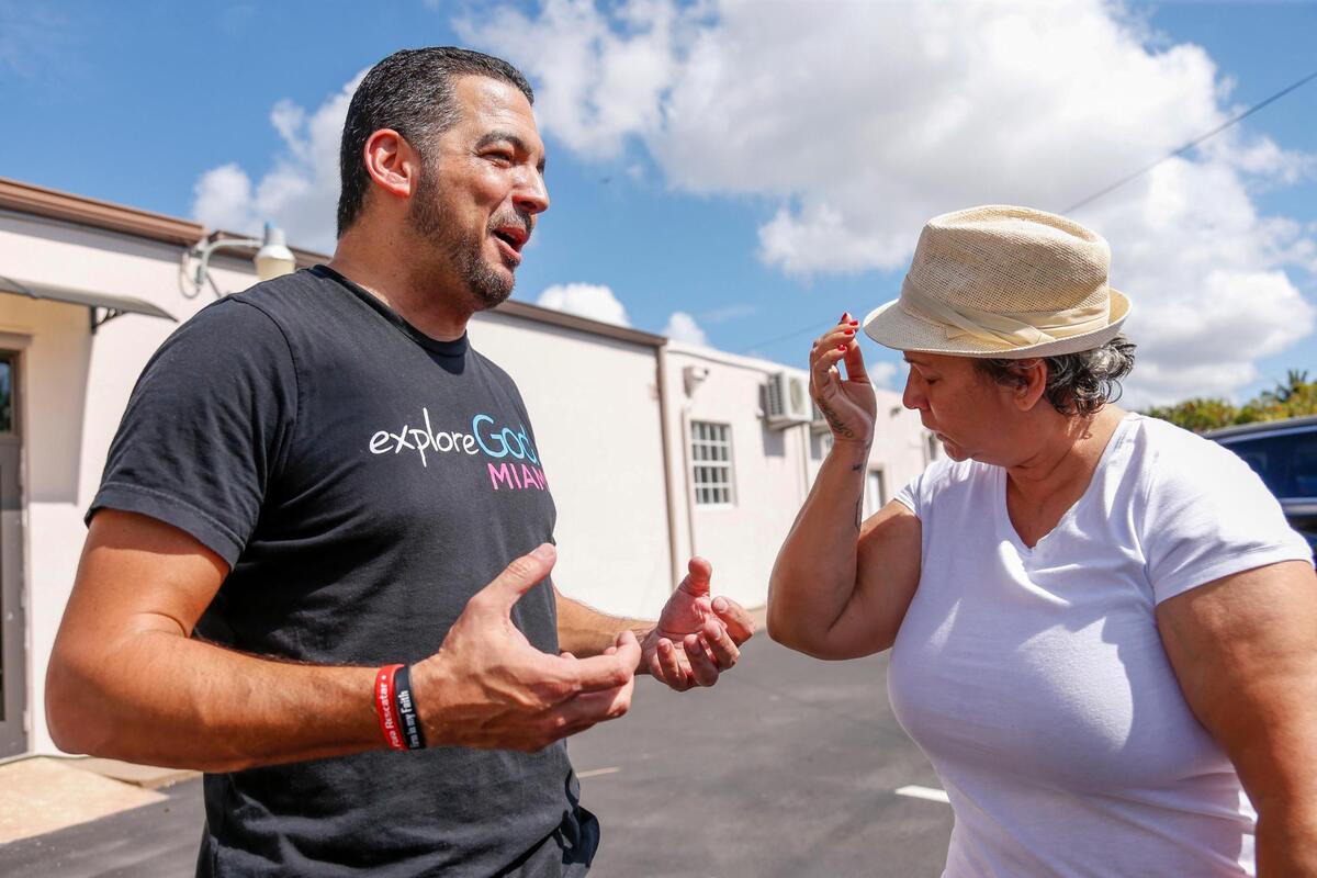 David Monduy, pastor de la Iglesia Rescate, con Lillian Vázquez, en el estacionamiento donde reciben a los desamparados.