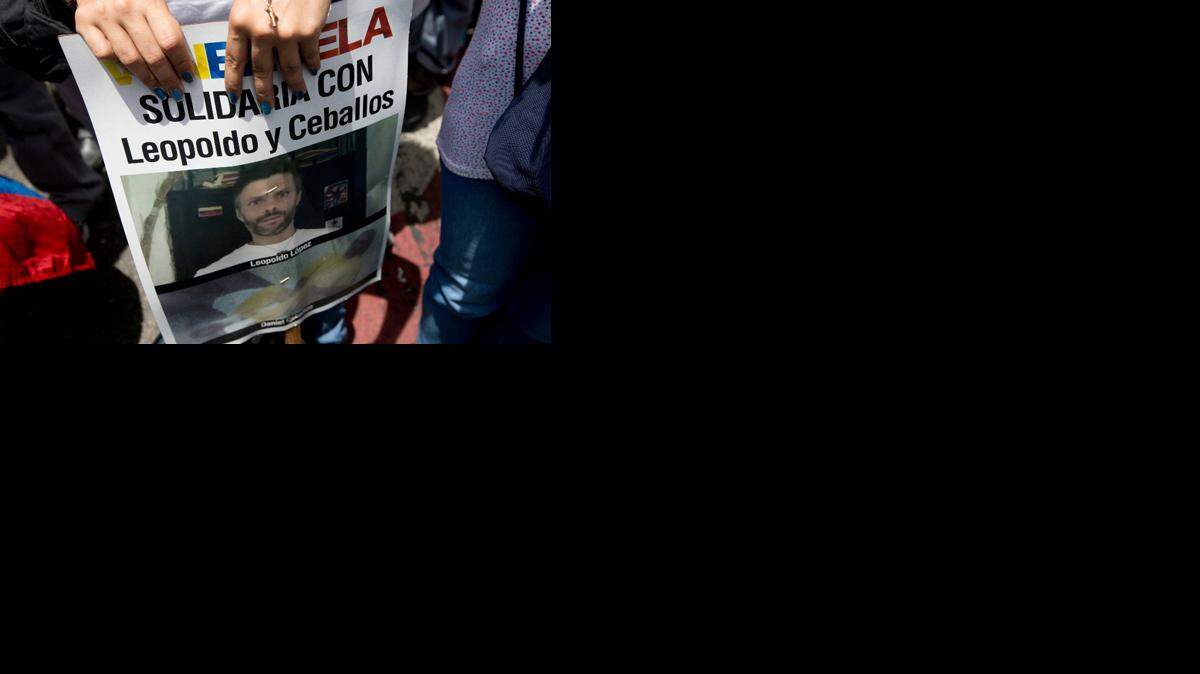 Un partidario del líder opositor Leopoldo López sostiene un cartel durante una protesta contra el gobierno en Caracas, Venezuela, el sábado 30 de mayo de 2015.   