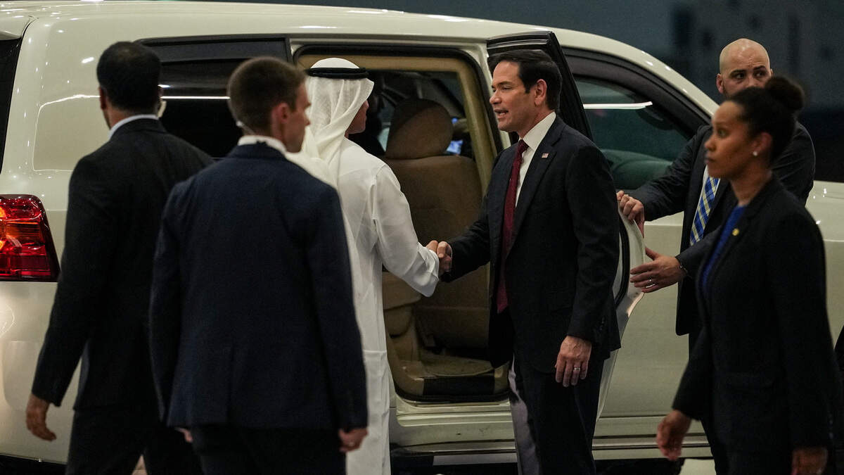 El embajador de Emiratos Árabes Unidos en Estados Unidos, Yousef Al Otaiba, estrecha la mano del secretario de Estado estadounidense, Marco Rubio, a su llegada al aeropuerto de Al Bateen para discutir el acuerdo provisional entre Estados Unidos e Irán con los aliados árabes del golfo Pérsico, en Abu Dabi, Emiratos Árabes Unidos, el martes 23 de junio de 2026.