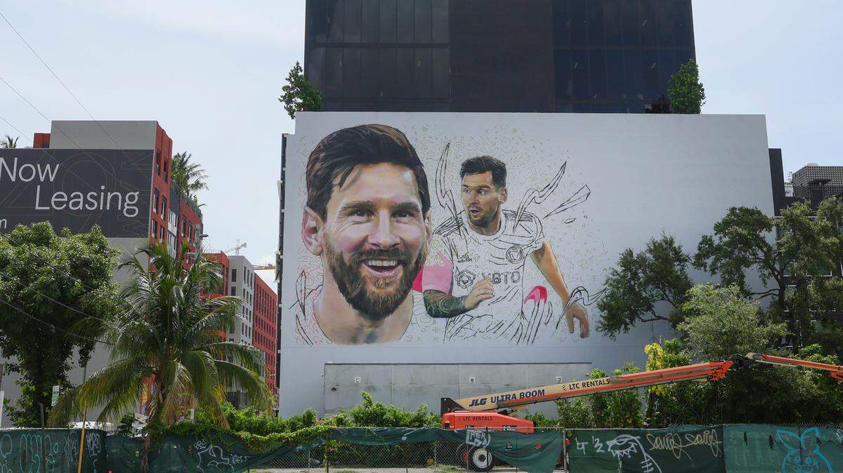 Un mural gigante de 20 metros con la cara de Leo Messi en el barrio de Wynwood le da la bienvenida a Miami al futbolista argentino, quien el próximo domingo será presentado como la nueva y fulgurante estrella del Inter Miami.