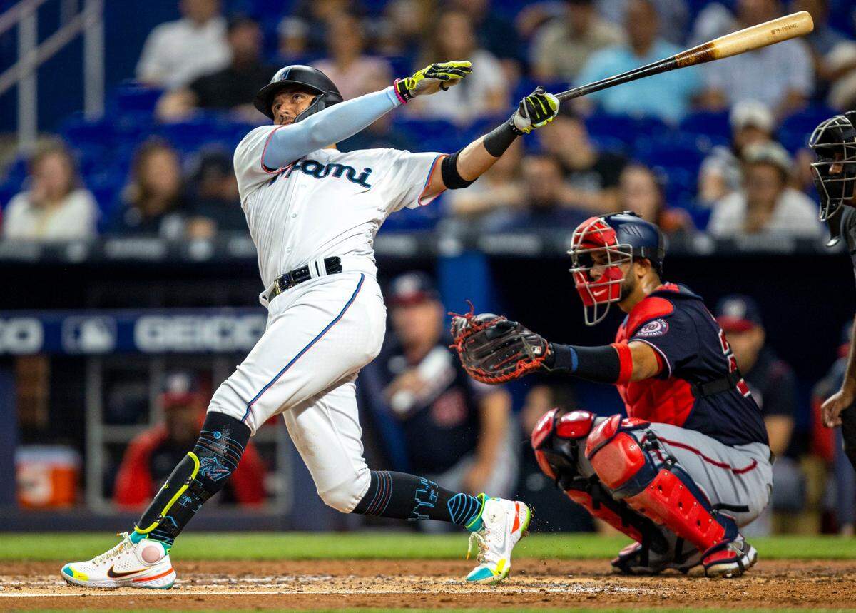 El torpedero de los Marlins Miguel Rojas batea en el cuarto inning del partido ante los Nacionales de Washington, celebrado el 8 de junio de 2022 en Miami.