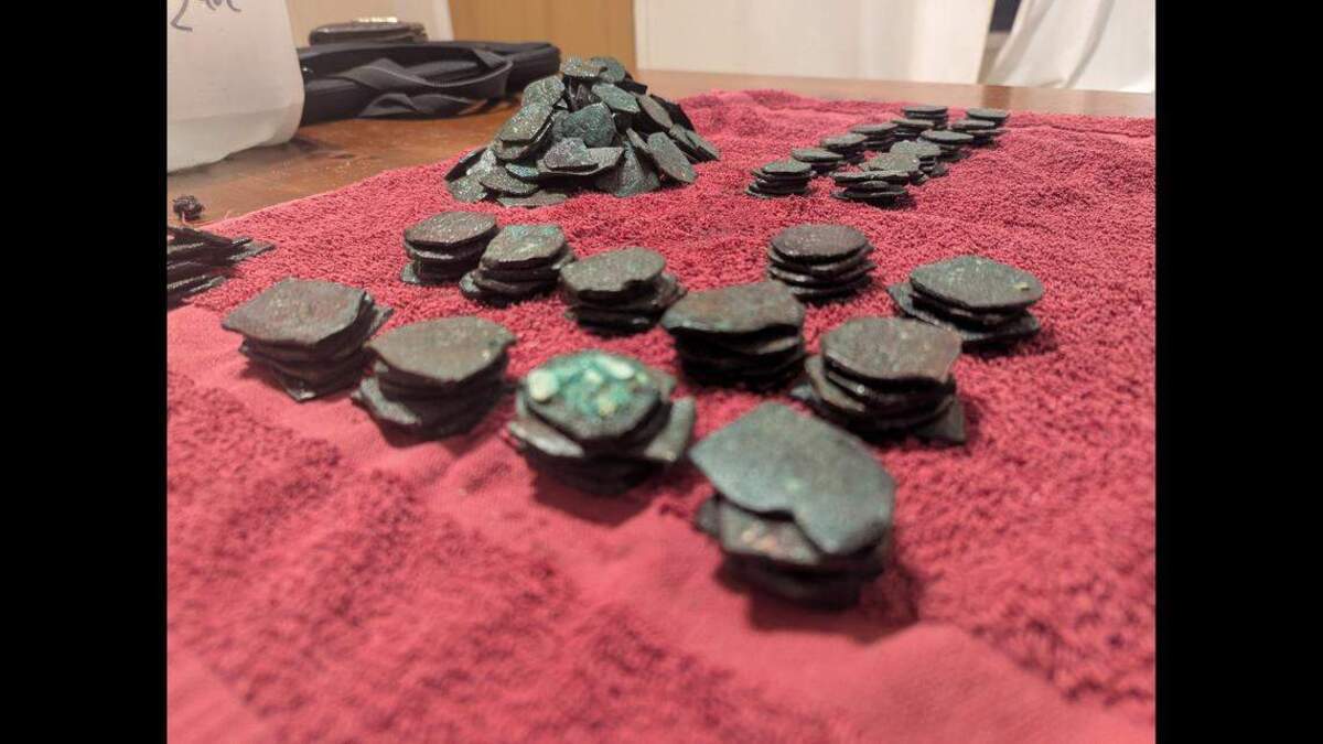 Las monedas de plata permanecen incrustadas y deben someterse a un proceso de conservación para determinar si son raras o inusuales. Sin embargo, muchas tienen fechas y marcas de ceca visibles anteriores a 1715, lo que las hace importantes tanto para historiadores como para coleccionistas, dijo Queens Jewels en el comunicado.