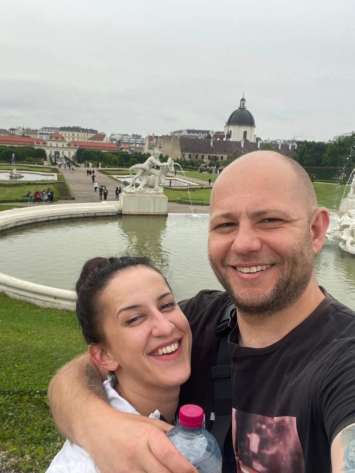 Una foto de celular de Maksym Chernyak, quien falleció trágicamente bajo custodia de ICE, y Oksana Tarasiuk, el 16 de abril de 2025 en Hallandale Beach, Florida. 