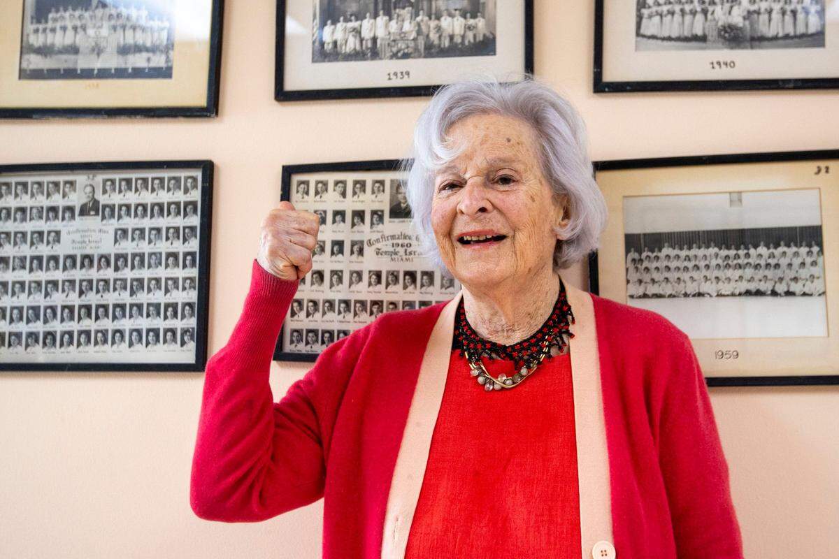 Ruth Greenfield, de 98 años, señala una foto de su clase de Confirmación en 1939 en Temple Israel of Greater Miami.