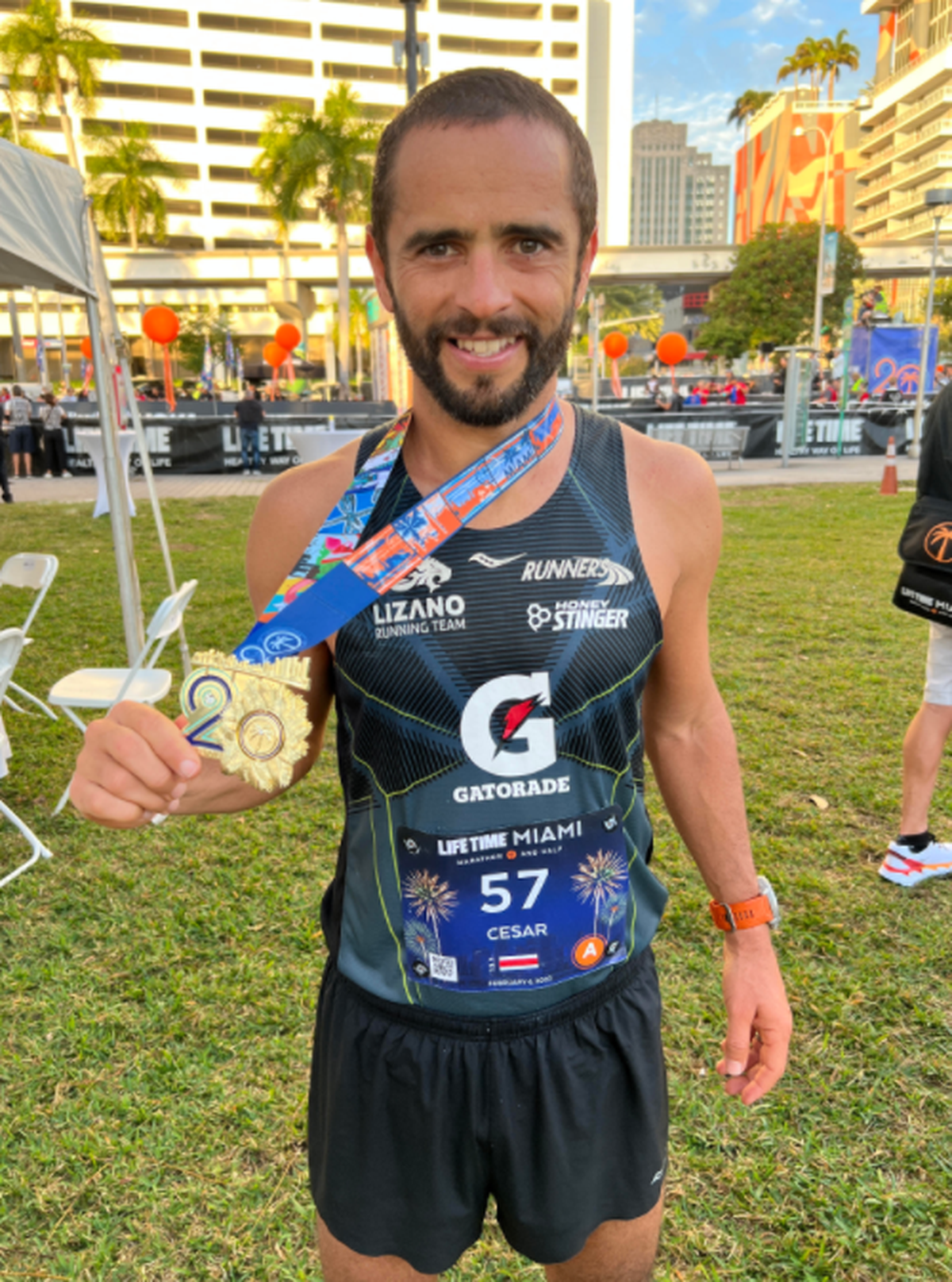 El costarricense César Lizano triunfó en el medio maratón de Miami, el 6 de febrero de 2022.