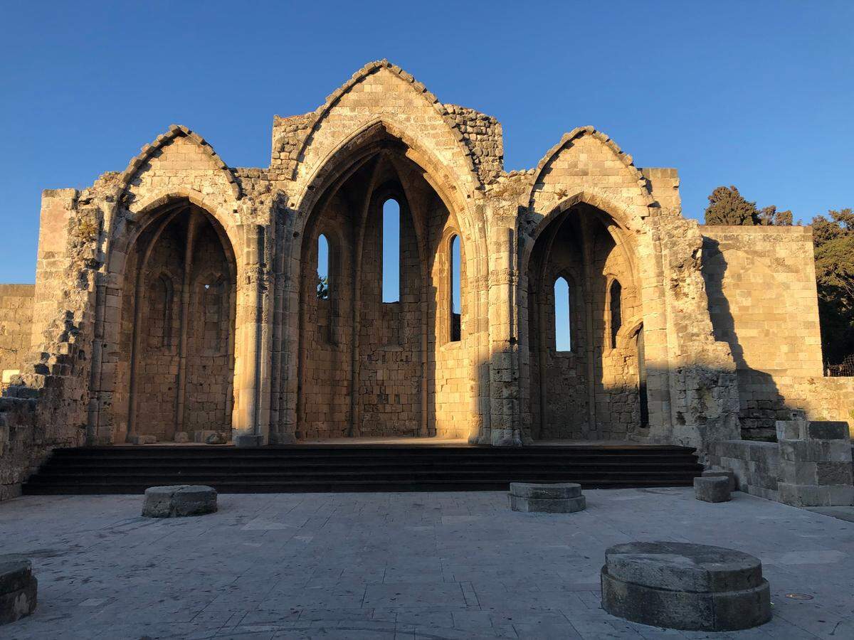 Los impresionantes arcos del púlpito sagrado del templo de la Virgen de Burgos.