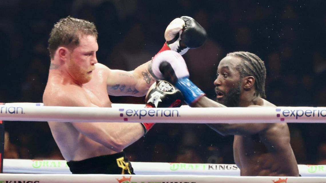 El estadounidense Terence Crawford (der.) escribió una página dorada en Las Vegas al superar con claridad al mexicano Saúl “Canelo’’ Álvarez en un duelo esperado por años.